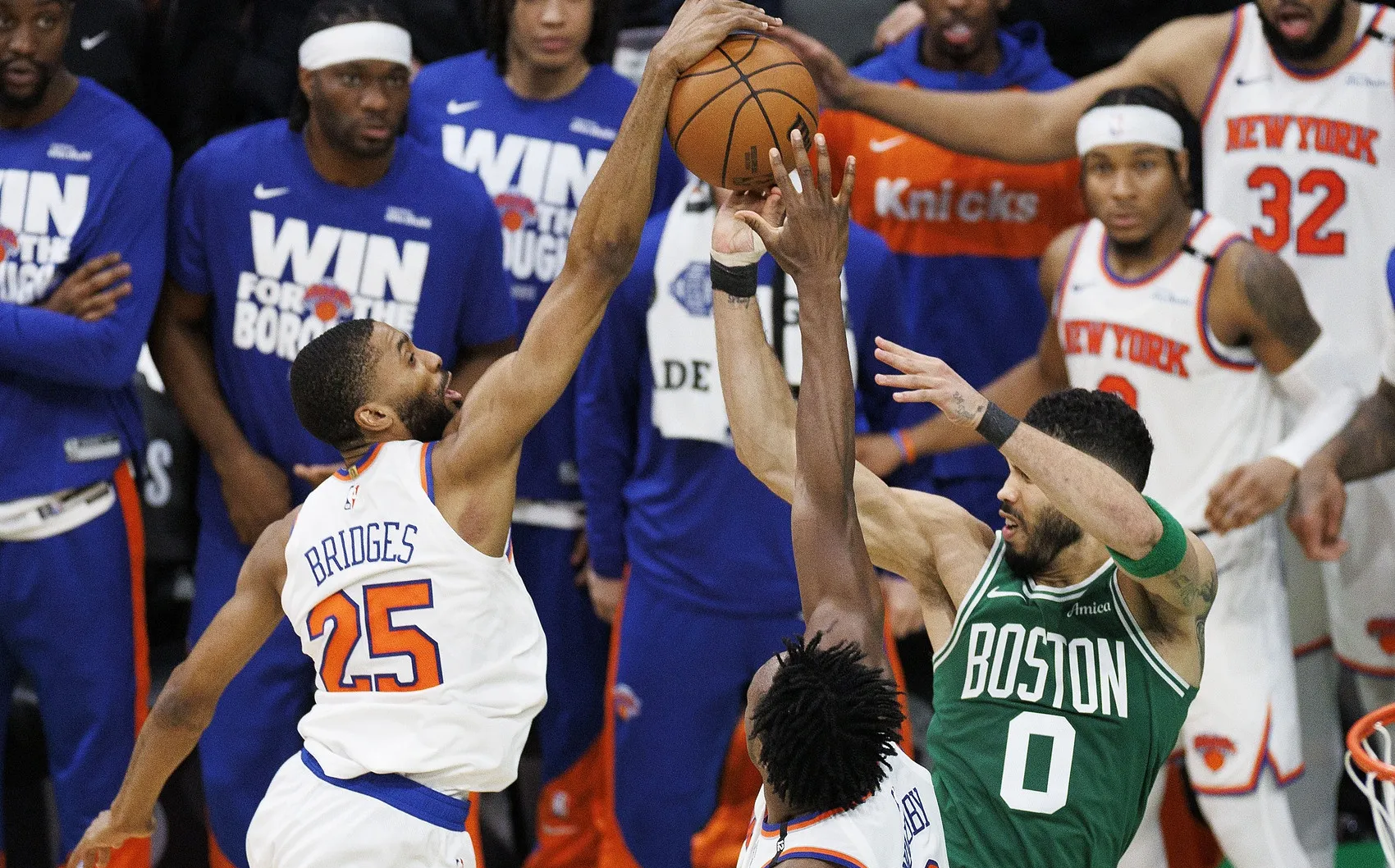 九游正版入口-包含塔图姆在老鹰比赛中持续失利，出色防守引发热议！比赛高潮迭起的词条