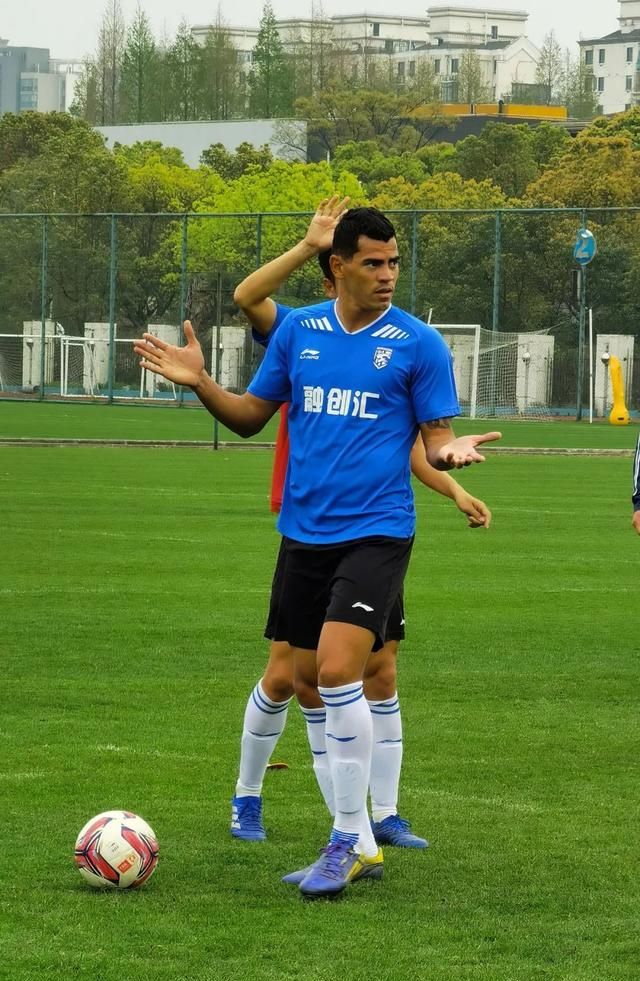 九游正版入口-F1附加赛上演强强对话，海滨犀牛队逆转泰山飞鹰队，团队配合流畅；外援联手发威的简单介绍